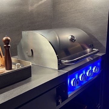 Gelb Küche Professional 4 Queimadores com botões iluminados em azul, bancada escura