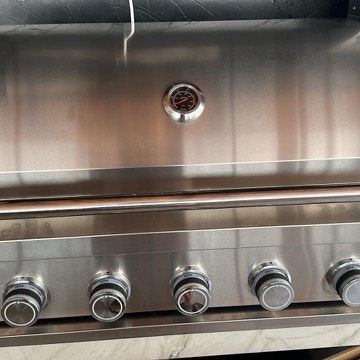 Gelb Küche Professional 5 Queimadores com tampa fechada, bancada de mármore e parede preta